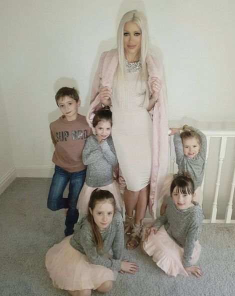 Kobieta pokazuje, że można dobrze wyglądać nawet przy piątce dzieci