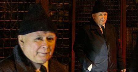 Jarosław Kaczyński założył modną czapkę na czubek głowy (ZDJĘCIA)