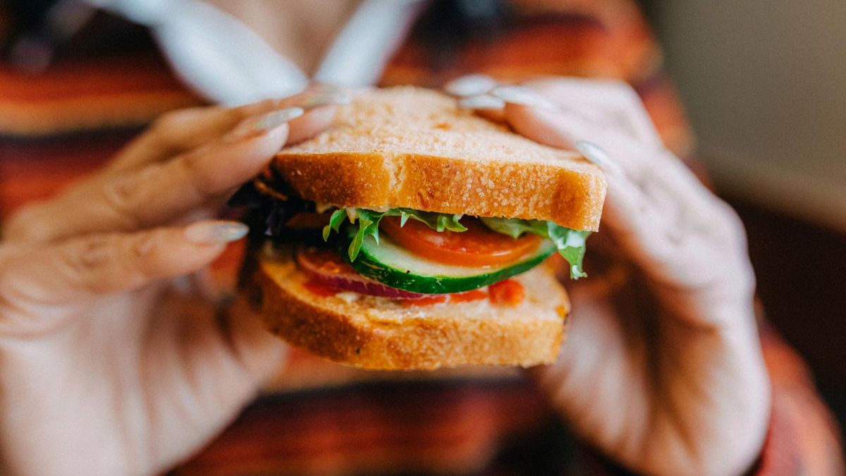 Zjedzenie śniadania tuż po przebudzeniu to temat, który od lat dzieli dietetyków i zwolenników różnych stylów życia.