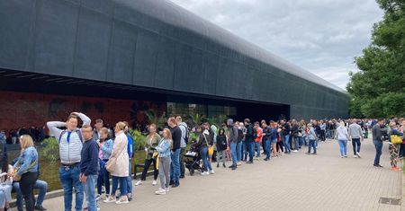 Wrocław. Tłumy w kolejce do Afrykarium. "Usiądź spokojnie i policz chmury"