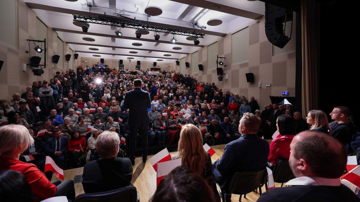 Karol Nawrocki i jego sympatycy w Przasnyszu