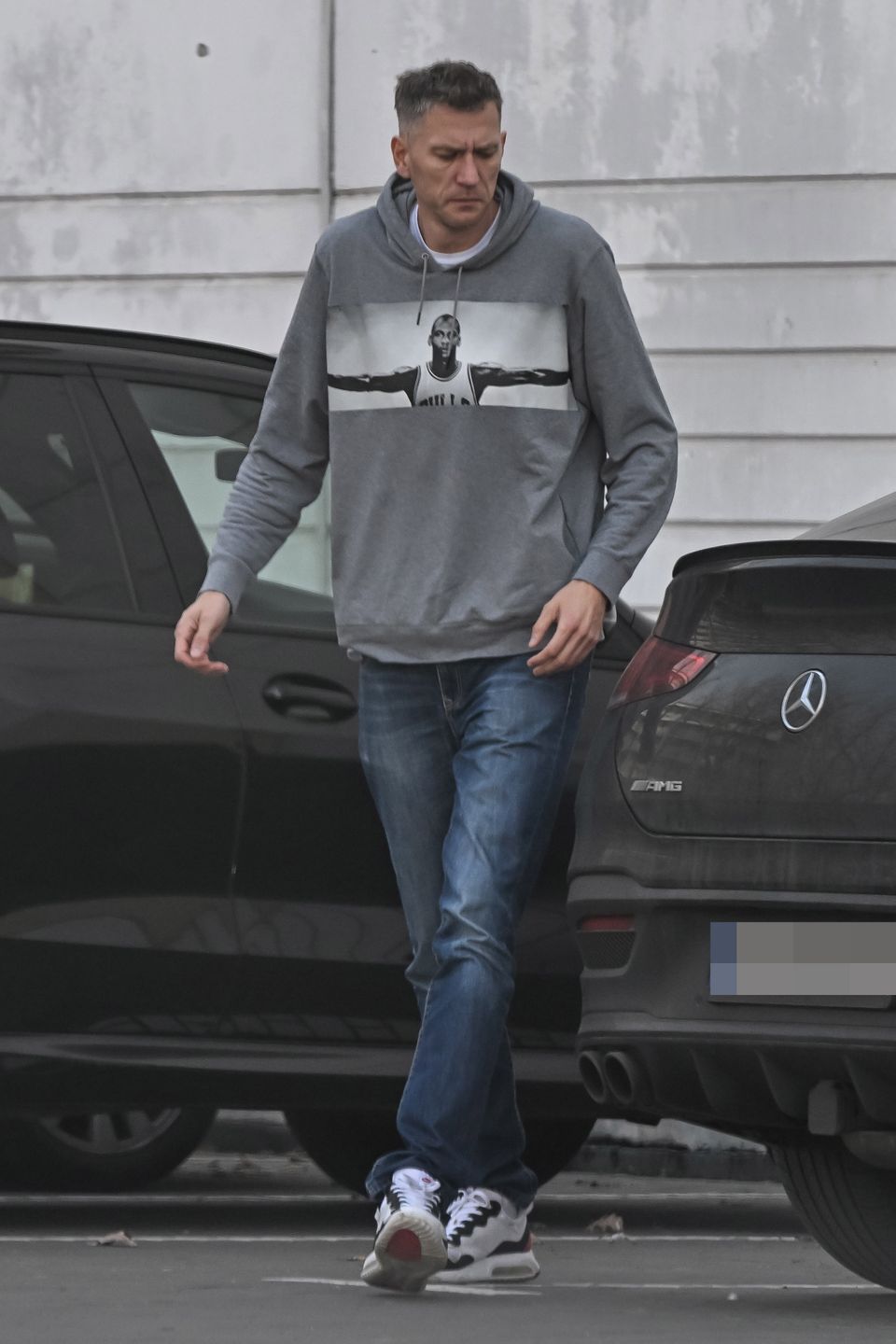 Cezary Trybański wozi się mercedesem za kilkaset tysięcy złotych