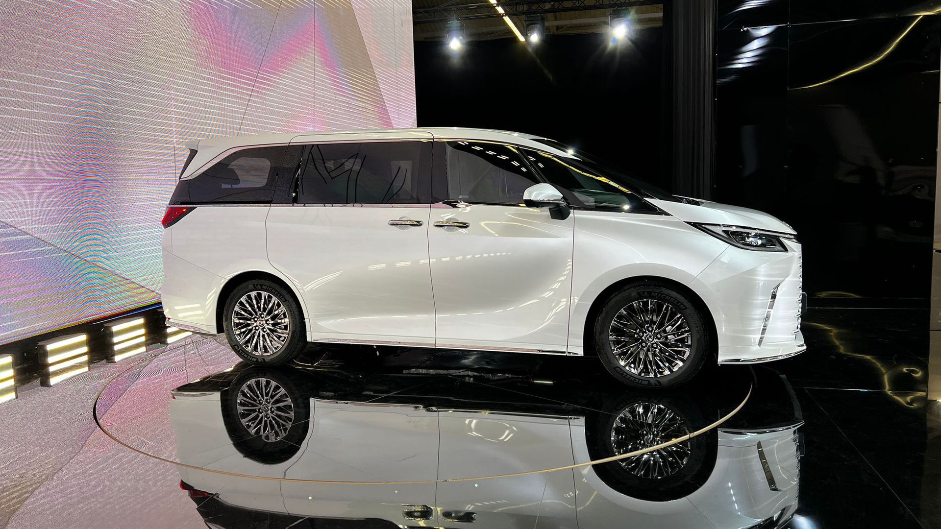 Lexus LM