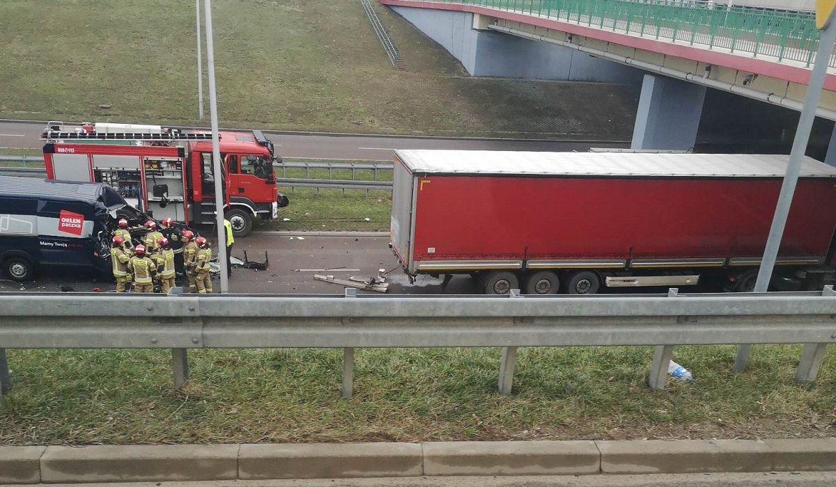 Bus uderzył w naczepę ciężarówki na ul. Mełgiewskiej