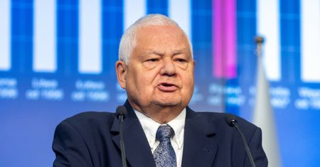 Adam Glapiński wspomniał na konferencji o PRACY W PUDELKU. Jako prezes NBP zarabia trochę... więcej. Wiemy ile!