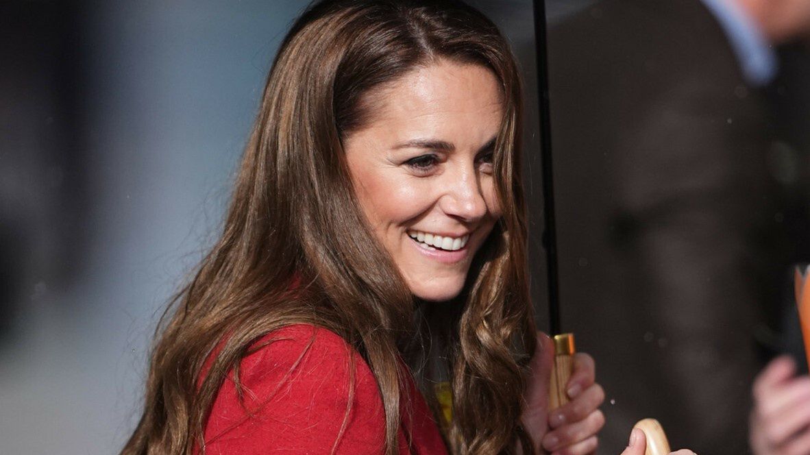 Księżna Kate zachwyciła w burgundowym garniturze