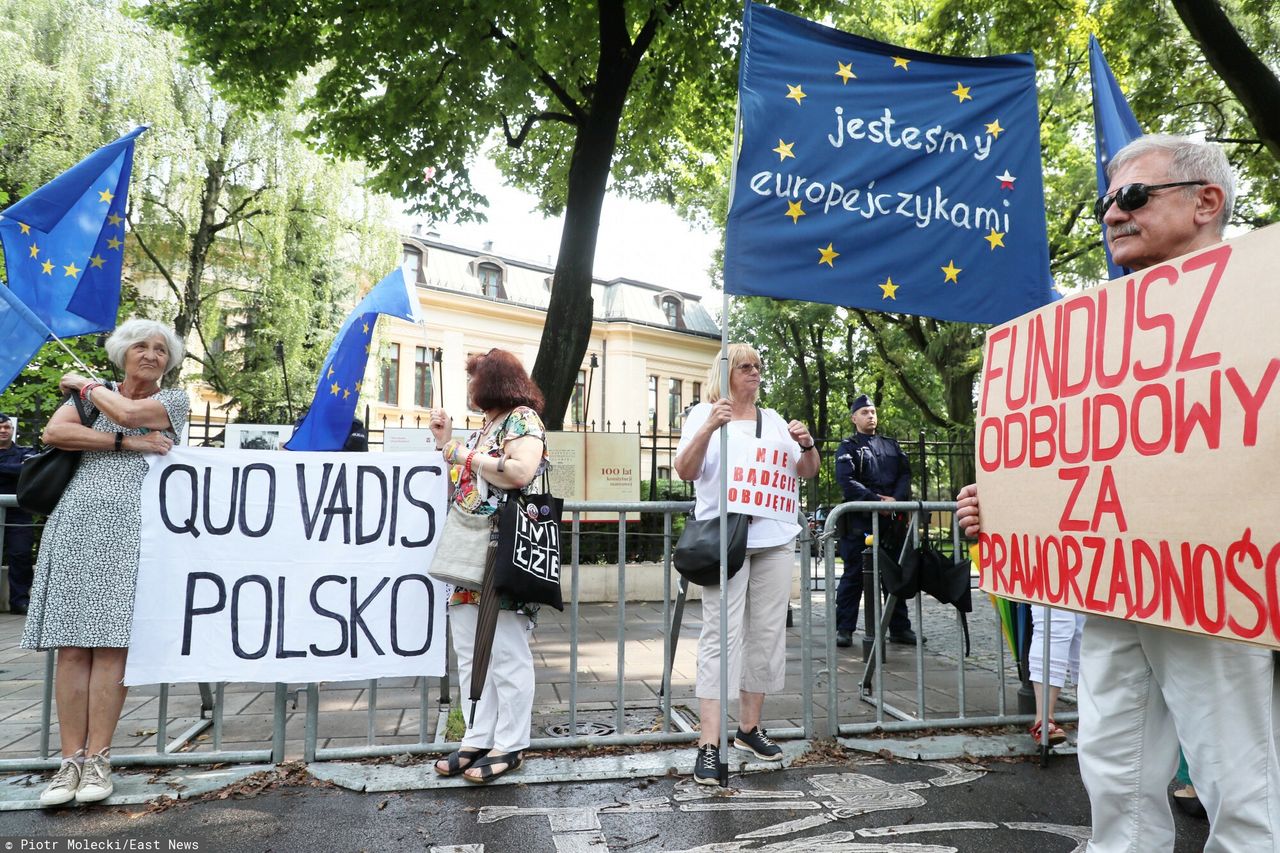 "Komisja nie zawaha się". Polska dostała żółtą kartkę od KE