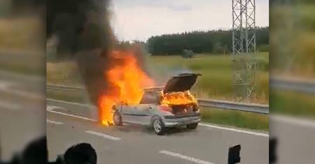 Pożar peugeota na drodze ekspresowej S12. Są utrudnienia w ruchu