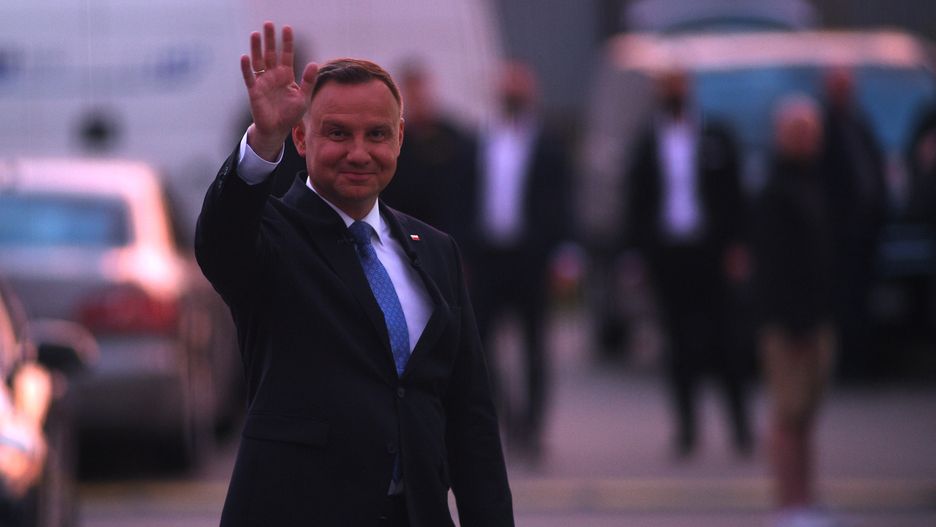 Prezydent Andrzej Duda w drodze na "debatę" TVP w Końskich. 