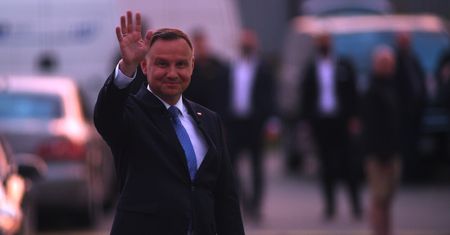 Duda zaraża ludzi skrajnie szkodliwą postawą. Na pandemię dezinformacji maseczki nie pomogą [OPINIA]