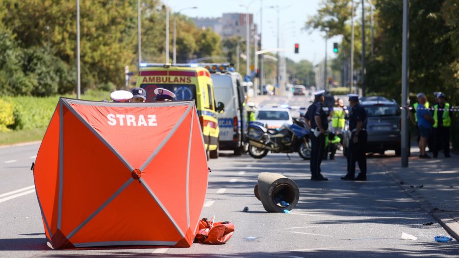miejsce wypadku
Warszawa, 13.08.2024. Miejsce tragicznego wypadku przy u. Woronicza w Warszawie, 13 bm. Samoch�d osobowy wjecha� w przystanek autobusowy. Jedna osoba nie �yje, dziewi�� zosta�o rannych. PAP/Leszek Szyma�ski ***Do tego materia�u zdj�ciowego dost�pna jest r�wnie� depesza w systemie CSI, pt.: Warszawa/ Samoch�d wjecha� w przystanek, jedna osoba nie �yje (aktl.)***
Leszek Szyma�ski
autobusowy, drogowy, przystanek, wiata przystankowa, wypadek