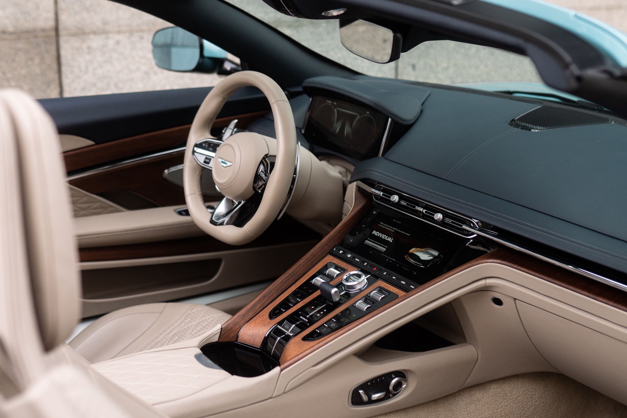 Aston Martin DB12 Volante