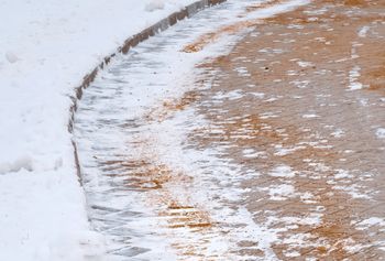 Posyp tym śliski chodnik. Lepsza alternatywa dla soli