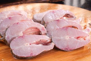 Biorę z kuchennej szafki i skrapiam ponacinanego karpia. Dzięki temu ości "znikają" podczas smażenia