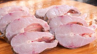 Biorę z kuchennej szafki i skrapiam ponacinanego karpia. Dzięki temu ości "znikają" podczas smażenia