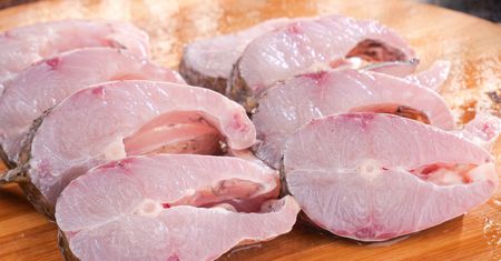 Biorę z kuchennej szafki i skrapiam ponacinanego karpia. Dzięki temu ości "znikają" podczas smażenia