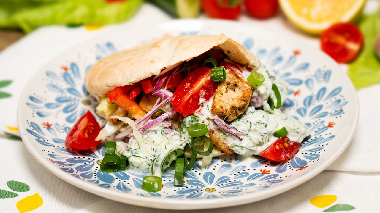 Greek pita with chicken: A light and flavorful summer delight