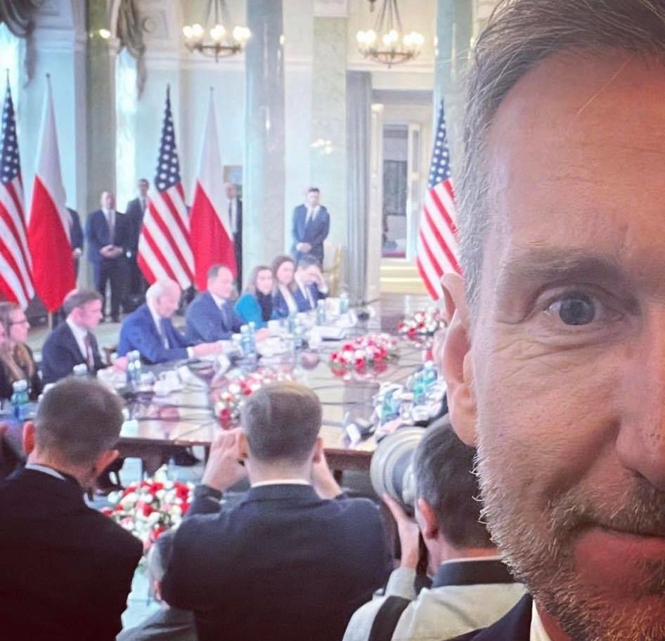 Piotr Kraśko na selfie z Joe Bidenem