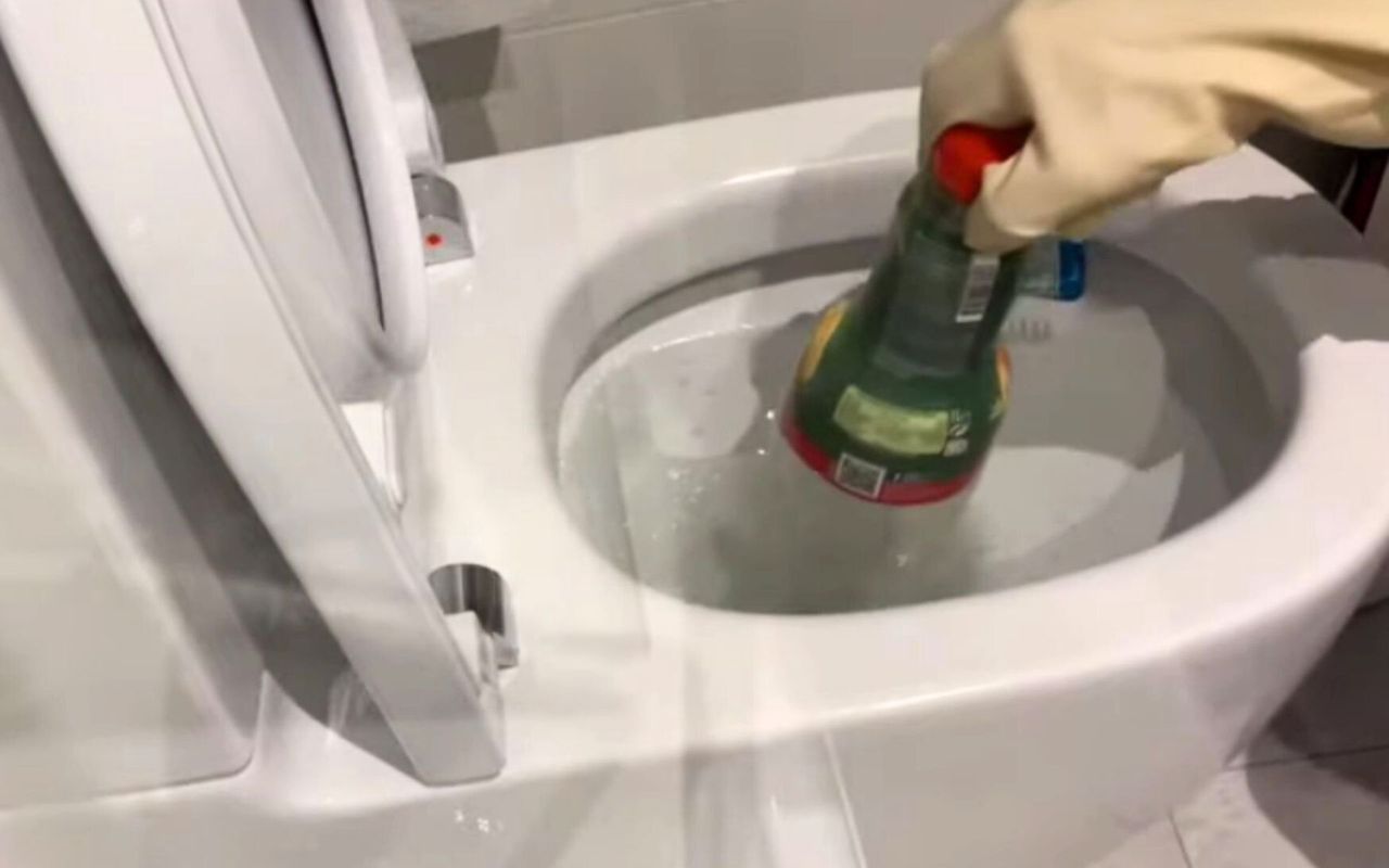 Plastikowa butelka pomoże odetkać toaletę