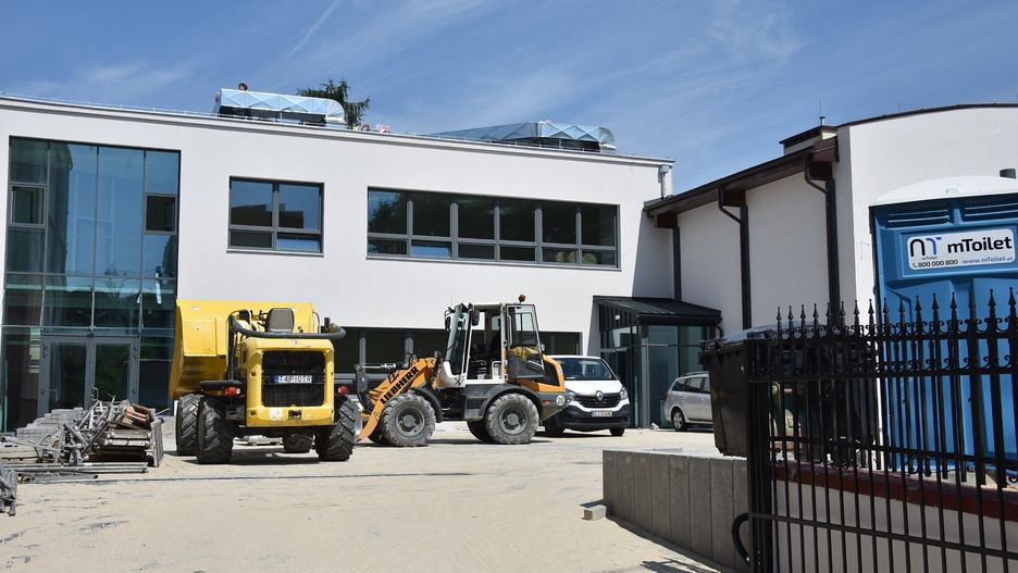 Jeszcze miesiąc temu obok szkoły pracował ciężki sprzęt