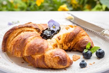 W Szwajcarii zajadają na śniadanie. Smakuje jak precel i croissant w jednym