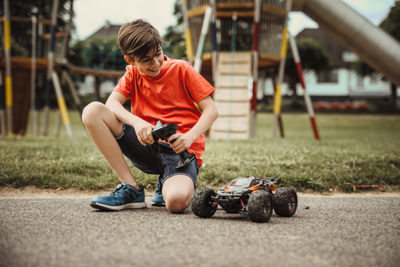 Zabawki i akcesoria dla małego programisty. Jaki sprzęt pomoże dziecku w nauce programowania?