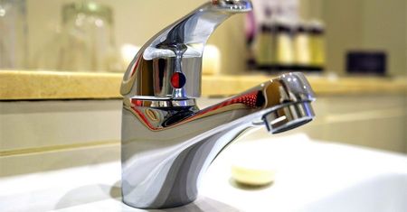W końcu skuteczny trik na kamień na armaturze. Zacieki schodzą bez szorowania