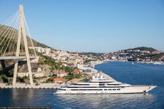 Superjacht we włoskim porcie. Może należeć do Putina