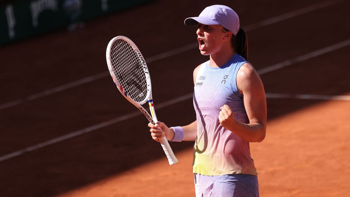Iga Swiatek of Poland celebrates winning her Women's Singles 3rd round match against Jaqueline Cristian of Romania at the French Open Grand Slam tennis tournament at Roland Garros in Paris, France, 30 May 2025. EPA/TERESA SUAREZ Dostawca: PAP/EPA.
