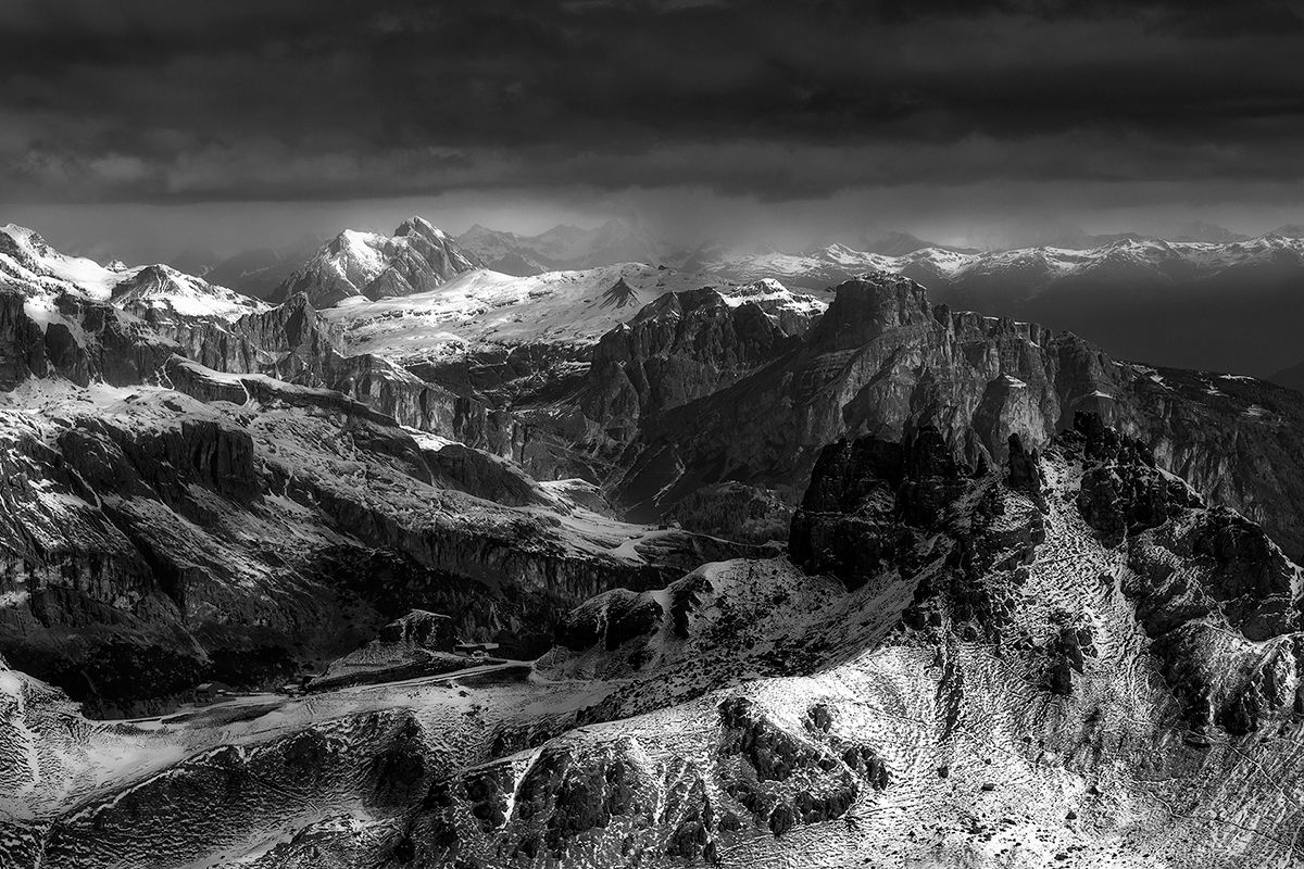 Monumentalne czarno-białe Dolomity na zdjęciach Przemysława Kruka 10