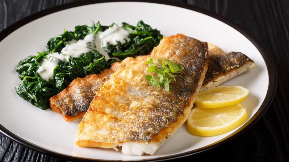 Tłuste ryby i ciemnozielone warzywa należą do znakomitych naturalnych źródeł witaminy E.