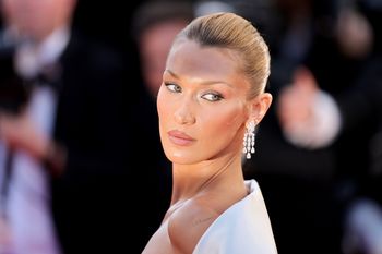 Bella Hadid w stylu retro. Modelka udowadnia, że złoto to kolor sezonu