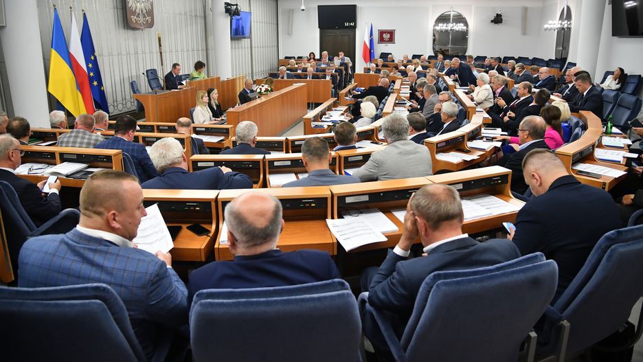 Warszawa, 28.07.2023. Senatorowie na sali obrad Senatu w Warszawie, 28 bm. Senat wznowił obrady. Senatorowie mają zaplanowane m.in. głosowania nad nowelą ustawy o referendum oraz w sprawie nowelizacji budżetu na 2023 r. (mr) PAP/Radek Pietruszka
