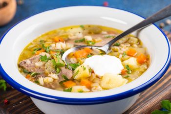 Ta rosyjska zupa przyniesie ulgę po zakrapianej nocy. Idealnie działa na kaca