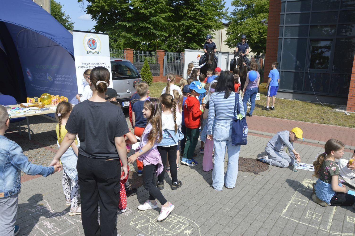 Festyn z okazji Dnia Dziecka na terenie Komendy Powiatowej Policji w Stargardzie.