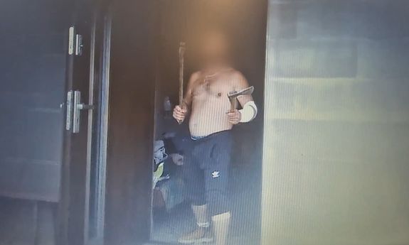 Agresywny 49-latek groził policjantom siekierami
