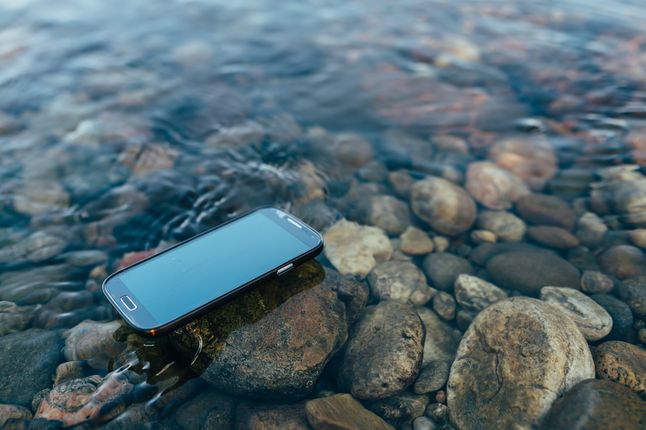 Zdjęcie Modern smartphone supported floating on the water pochodzi z serwisu Shutterstock