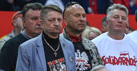 Co miesiąc wita Kaczyńskiego przed Wawelem, teraz chce do Sejmu