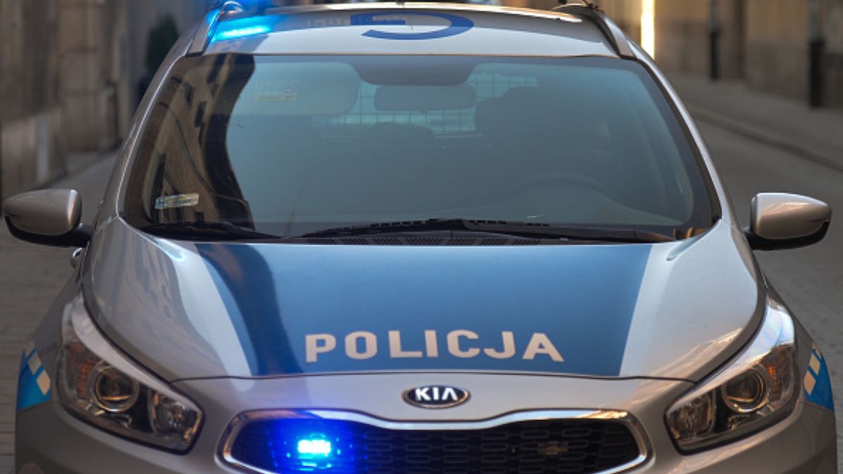 Policjanci pilotowali auto z dzieckiem, którego życiu zagrażało niebezpieczeństwo