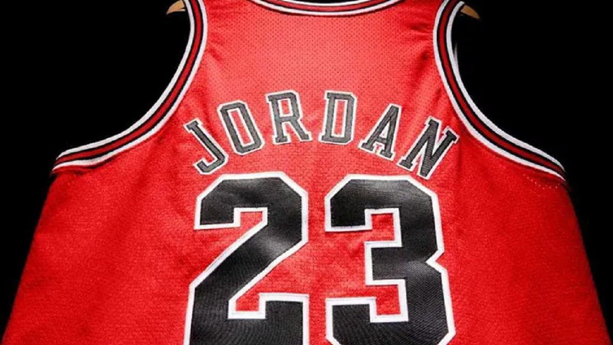 Unikatowa koszulka Michaela Jordana trafiła na aukcję