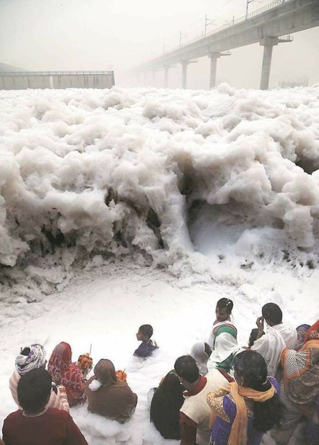 Jedna ze świętych rzek Indii - Jamuna. Hindusi kąpią się mimo piany powstałej przez zanieczyszczenie chemią.