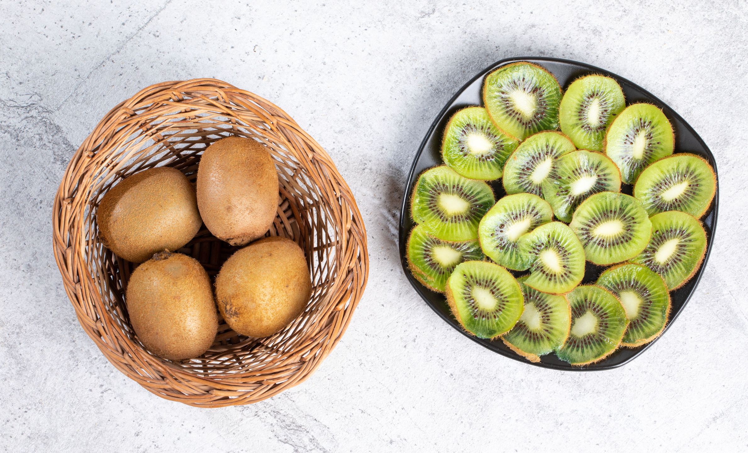 Kiwi w koszyczku i pokrojone w plasterki