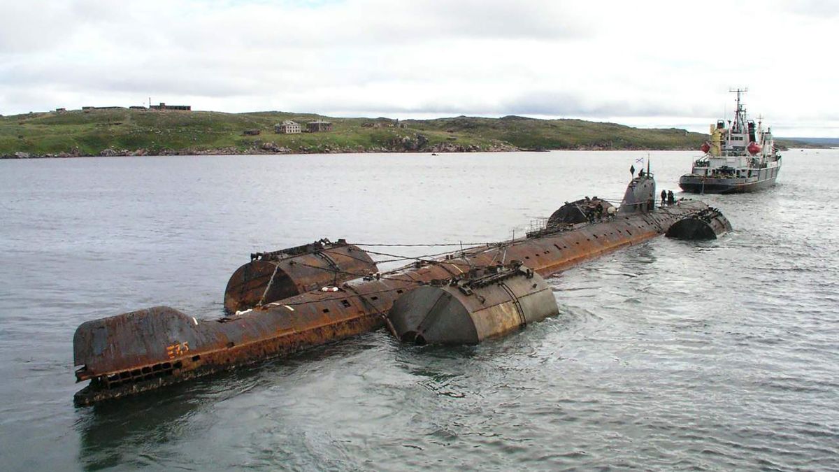 Kadłub okręty K-159 podczas holowania