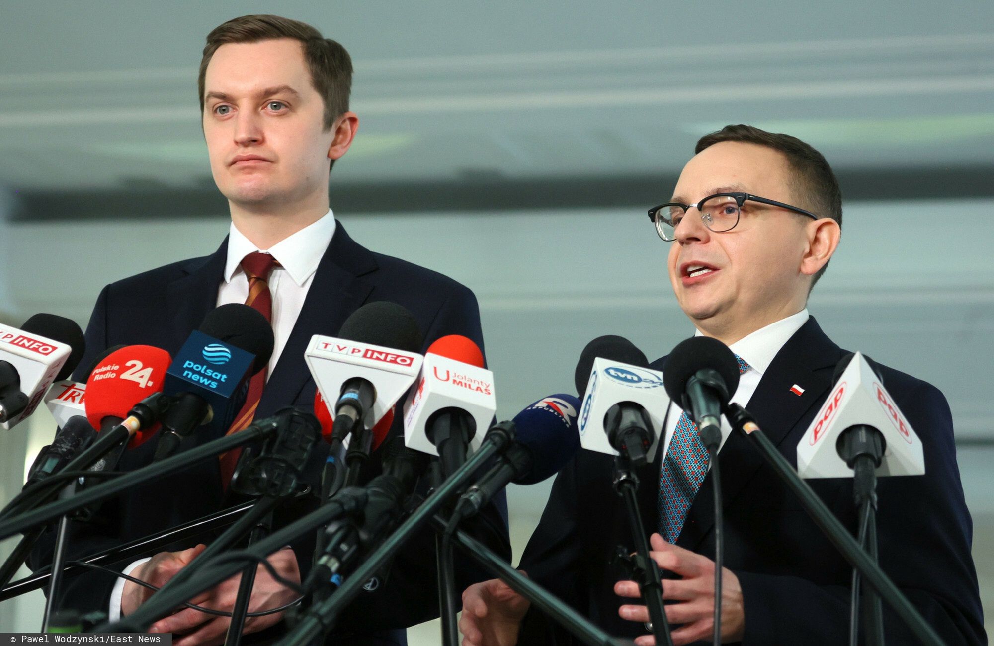 49. posiedzenie Sejmu IX kadencjiFot. Pawel Wodzynski/East News, Warszawa, 23.02.2022. 49. posiedzenie Sejmu IX kadencji. Konferencja prasowa Solidarnej Polski na temat projektu ustawy o Sadzie Najwyzszym.
N/z: Sebastian Kaleta, Piotr SakPawel Wodzynski