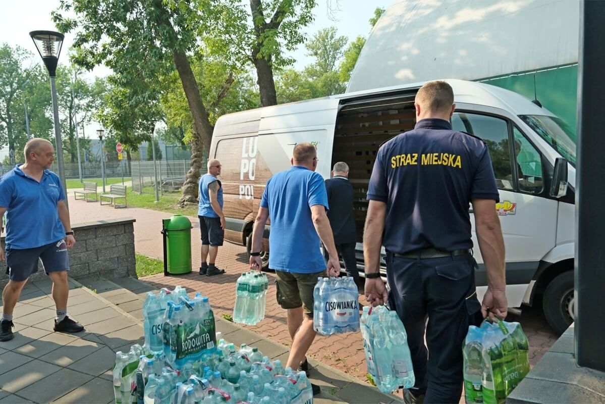 Punkt zbiórki rzeczowej dla osób poszkodowanych w powodzi na terenie miasteczka ruchu drogowego przy Al. Zygmuntowskich 4