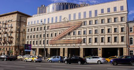 Rosjanie błagają mera miasta. "Teatr obrzucają zgniłymi jajami"