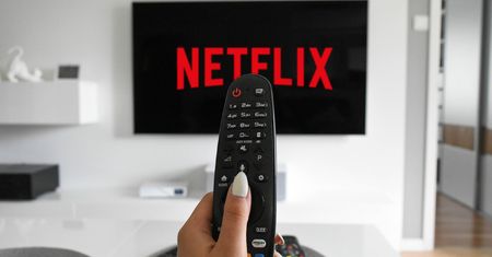 Co dalej z dzieleniem kont na Netflixie? Platforma “nie chce dokręcać śruby”