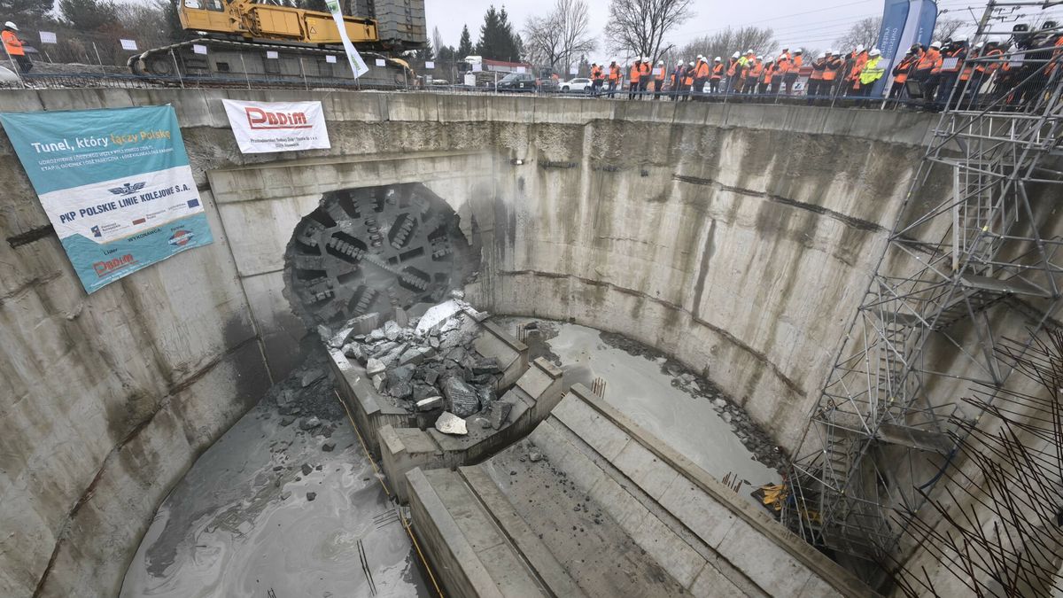 Tarcza TBM Faustyna przebila sciane tunelu srednicowego za przys