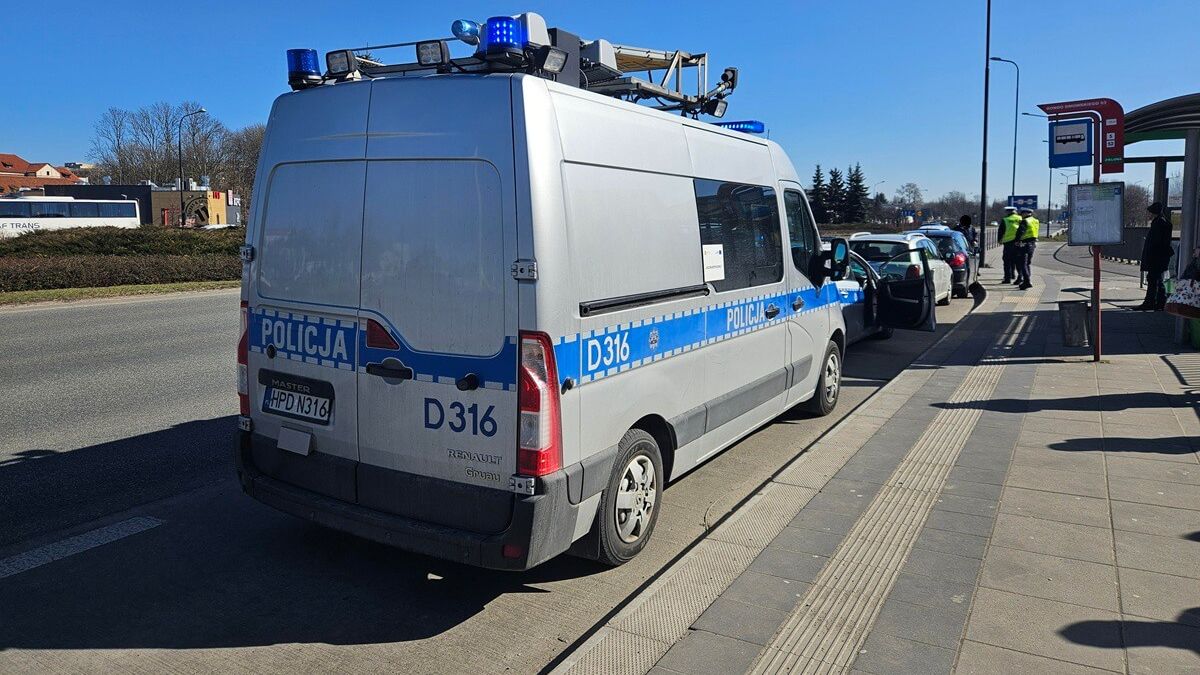 Zderzenie toyoty z peugeotem na rondzie Dmowskiego