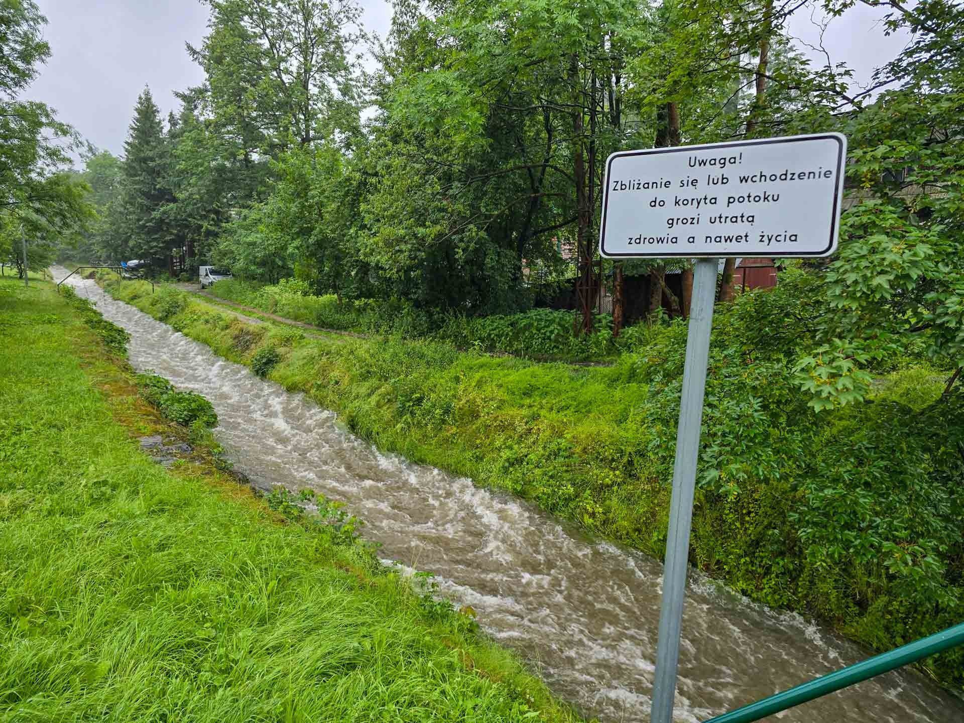 Wzbiera woda w górskich potokach